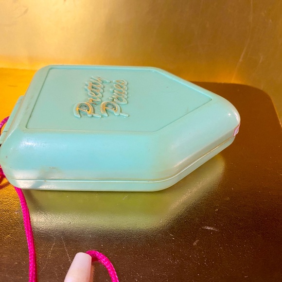 PRETTY PIXIES VTG 1992 POLLY POCKET TYPE LAKE HOUSE COMPACT w/BOAT & GIRL FIGURE - Picture 10 of 14